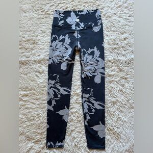 Vuori Women's Clean Elevation Leggings in a black with a grey/white floral print